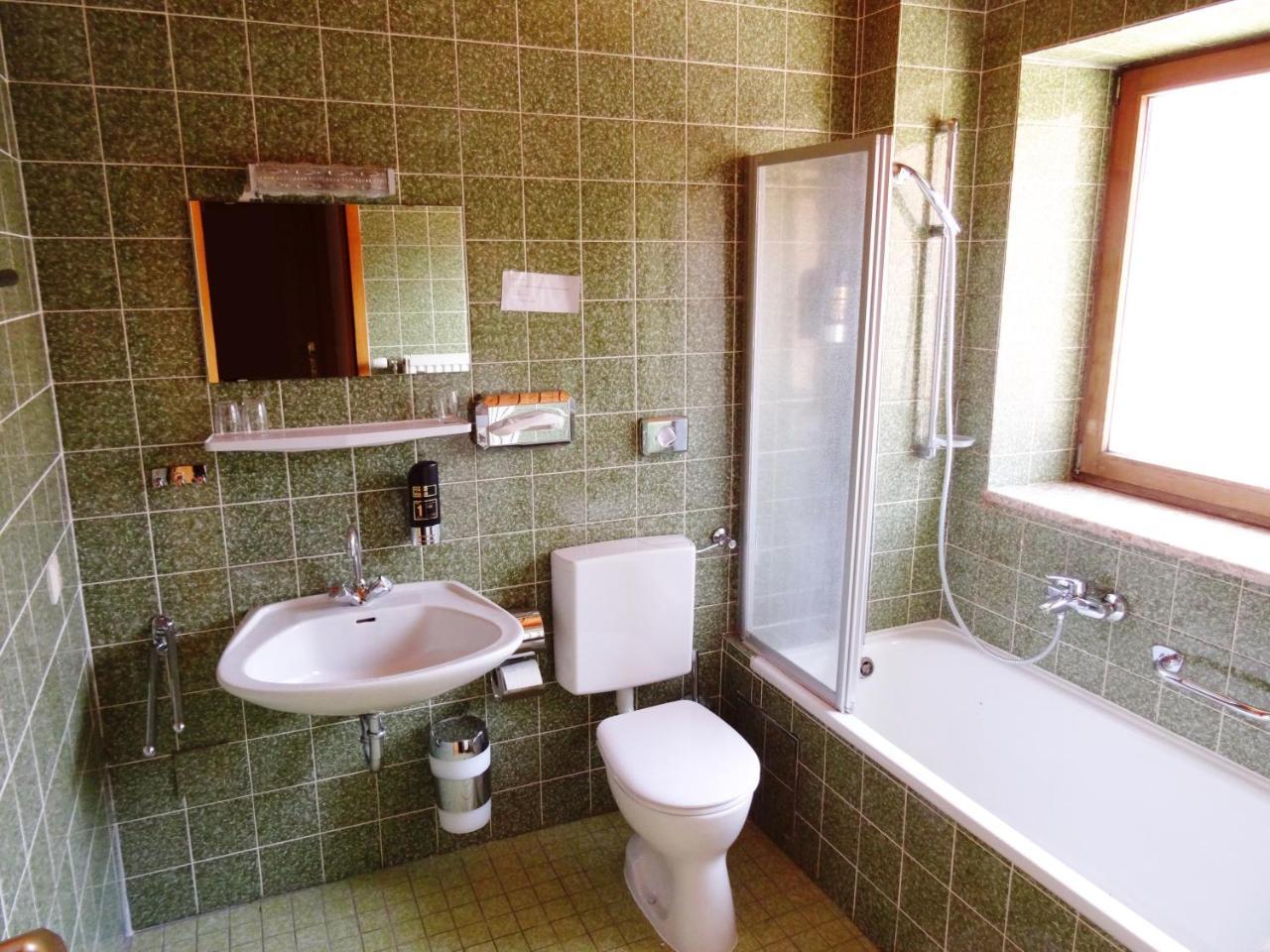 Hotel Gasthof Forelle Siegsdorf Bagian luar foto